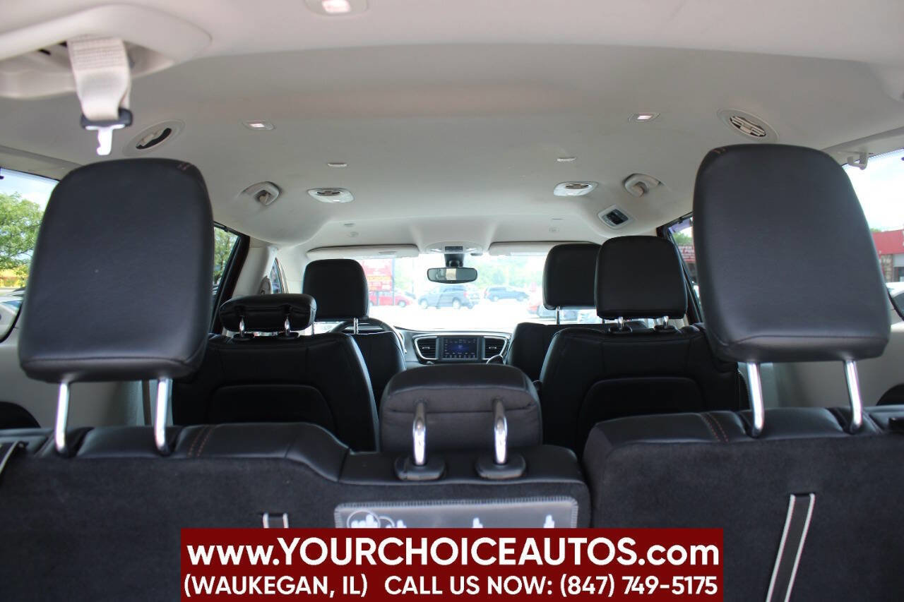 Used 2020 Chrysler Pacifica Touring-L FWD image 16