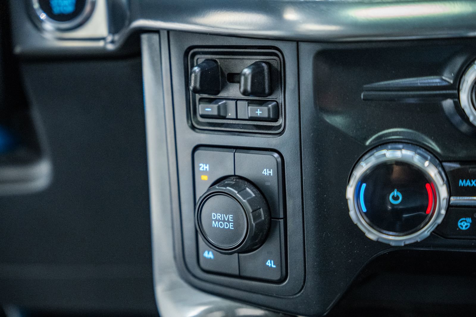 Used 2023 Ford F150 Lariat w/ Equipment Group 502A High image 32