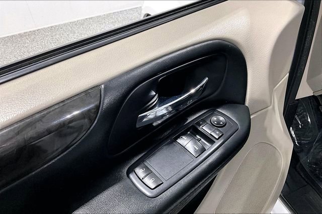 Used 2017 Dodge Grand Caravan SE w/ UConnect Hands-Free Group image 38