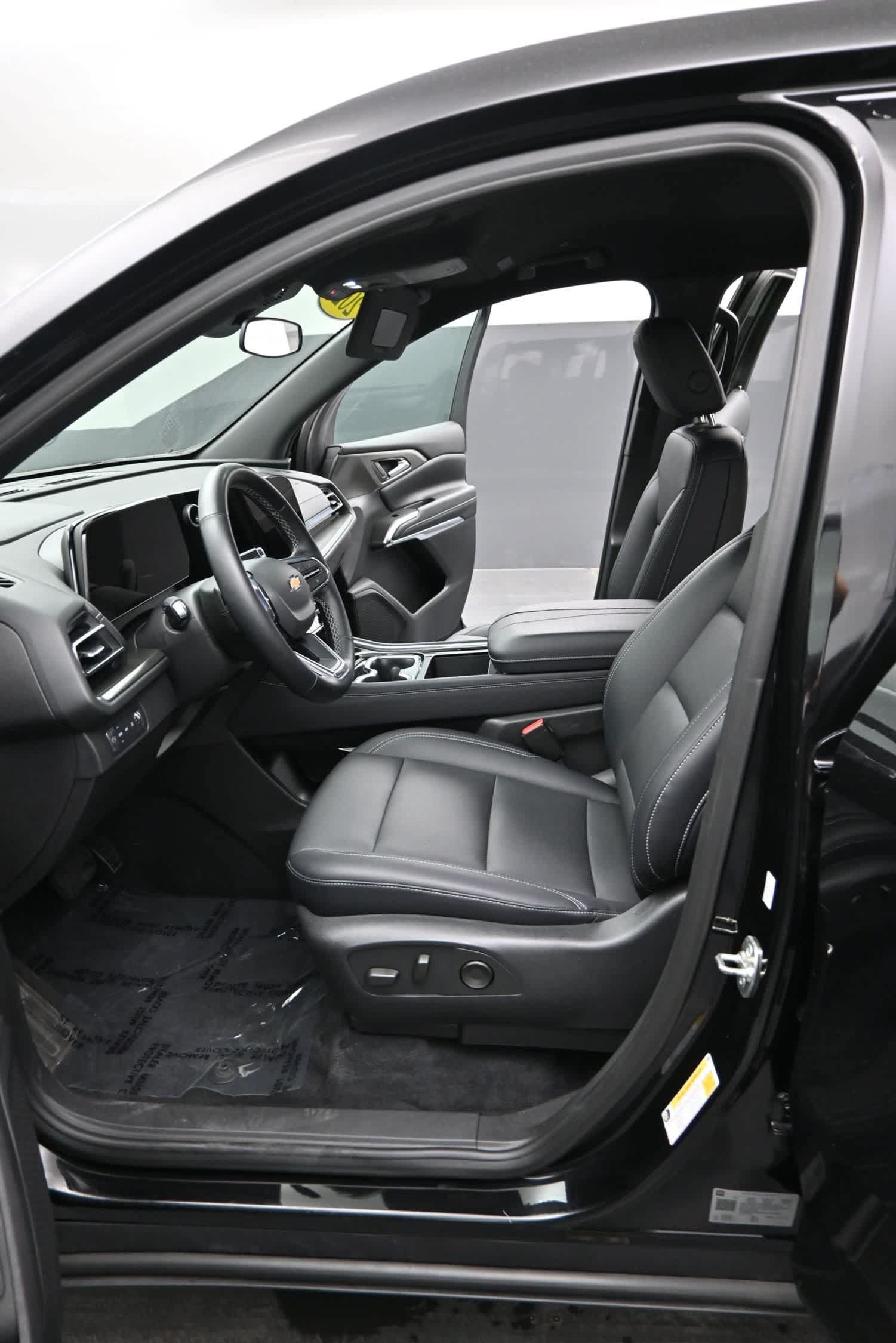 Used 2025 Chevrolet Traverse LT AWD/4WD image 17