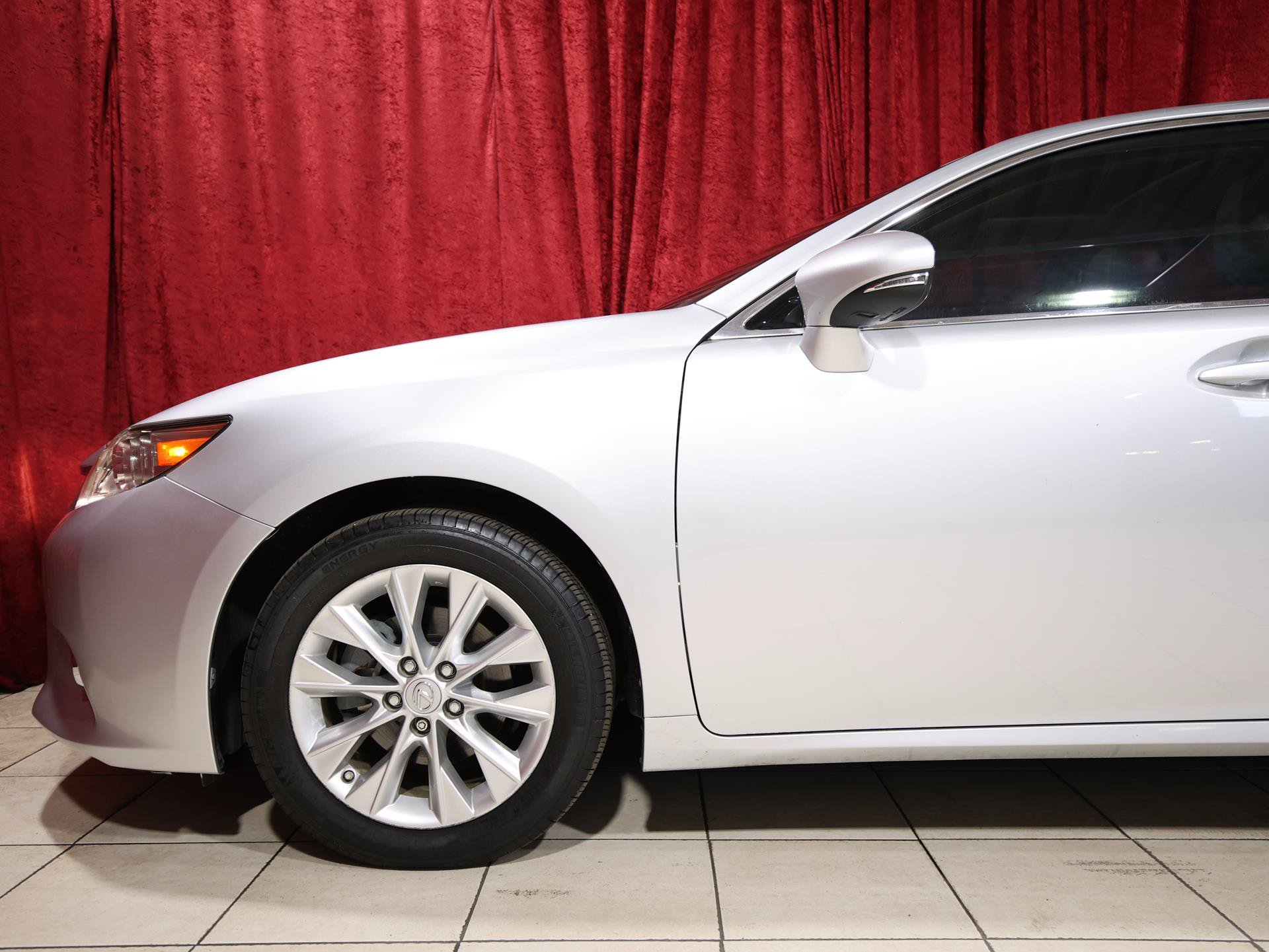 Used 2014 Lexus ES 300h w/ Luxury Package w/Bamboo Trim FWD image 5