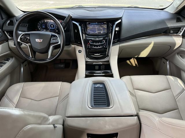 Used 2019 Cadillac Escalade ESV Luxury AWD/4WD image 16