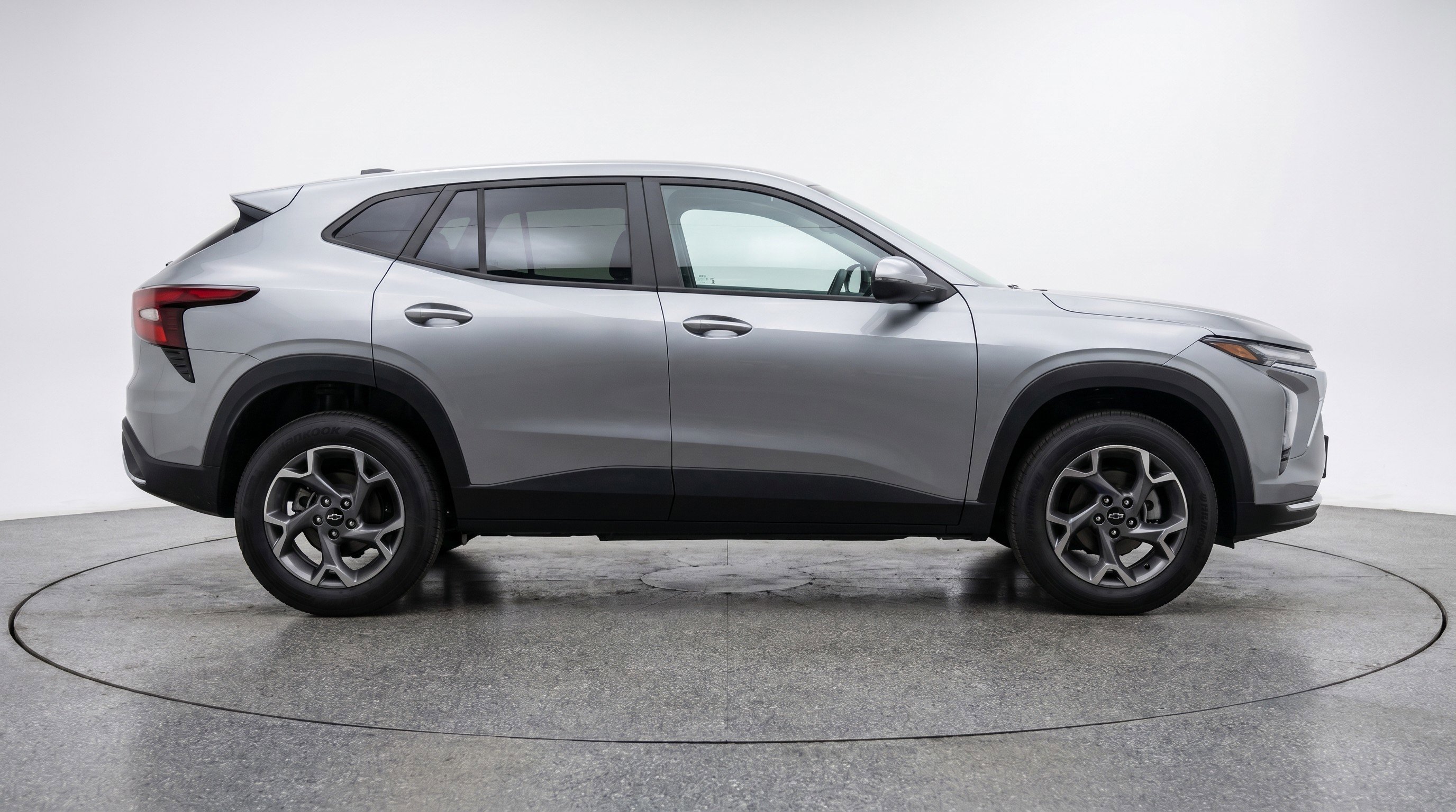 Used 2025 Chevrolet Trax LT FWD image 11