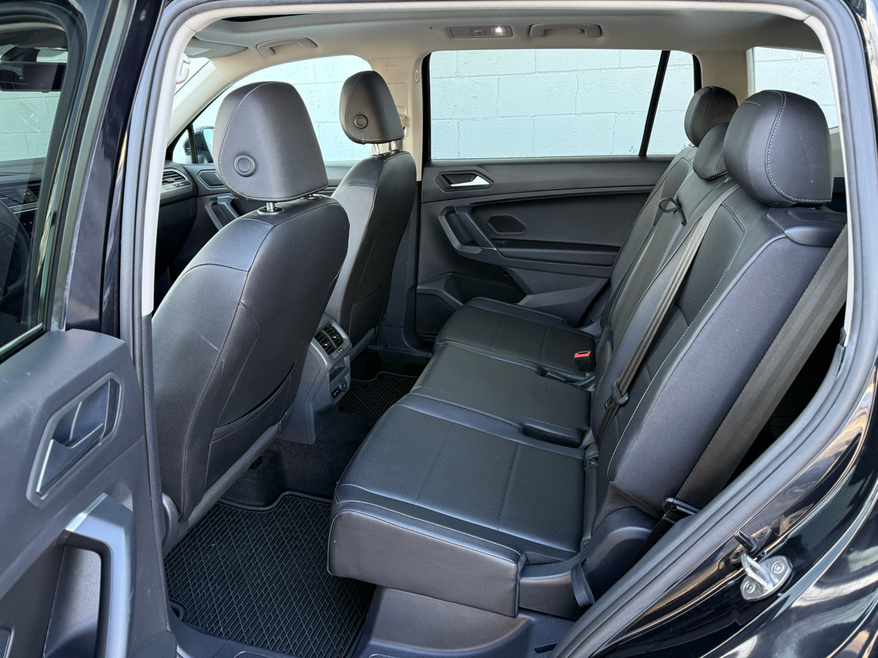 Used 2020 Volkswagen Tiguan SE w/ Panoramic Sunroof Package image 34