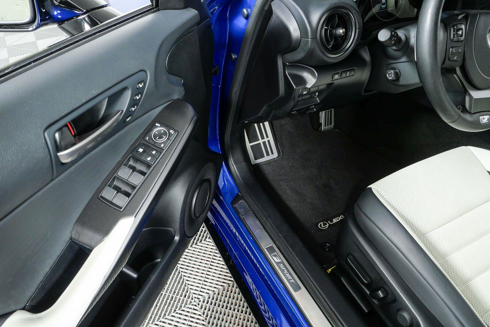 Used 2025 Lexus IS 350 F Sport RWD image 8