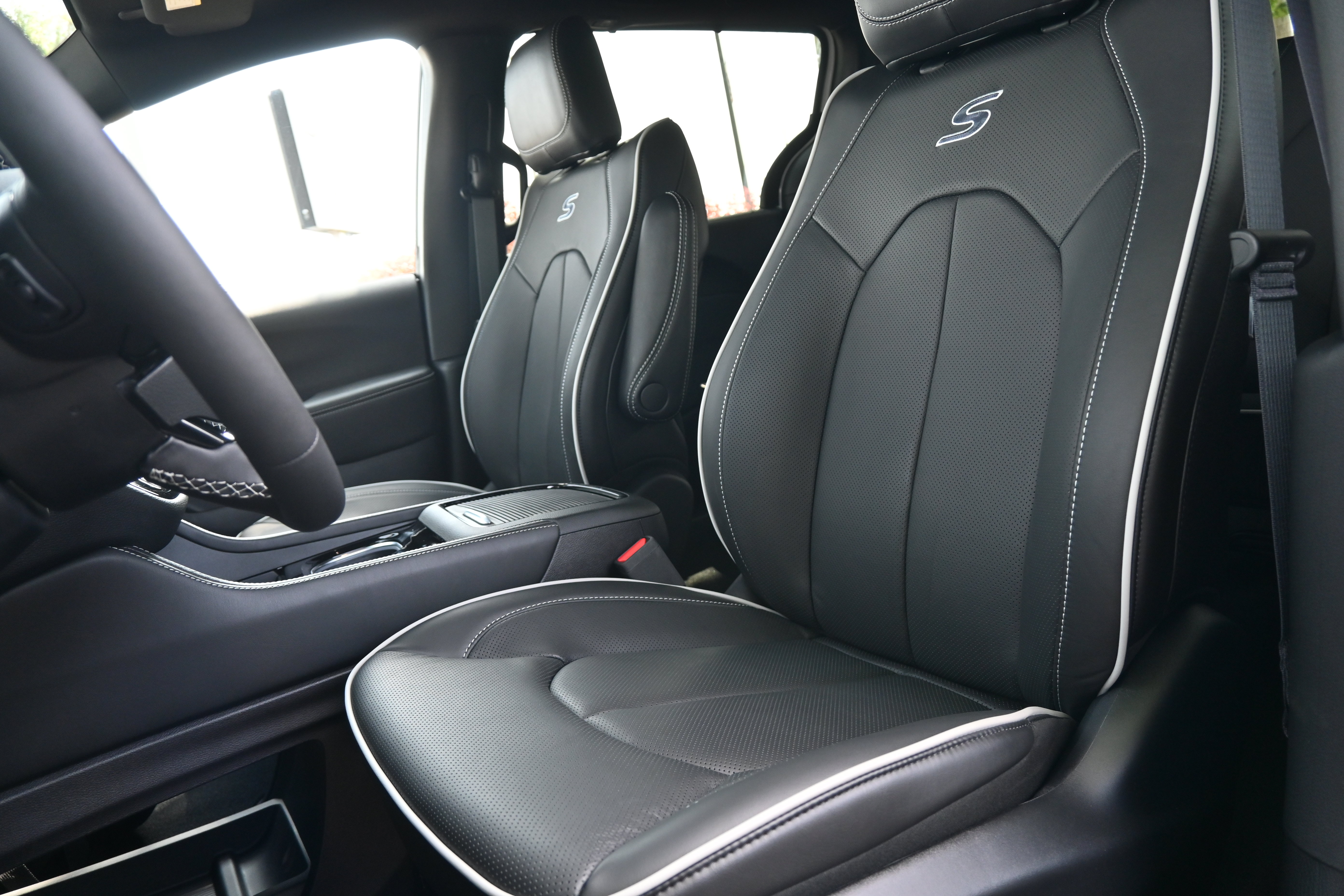 New 2027 Chrysler Pacifica Limited FWD image 16