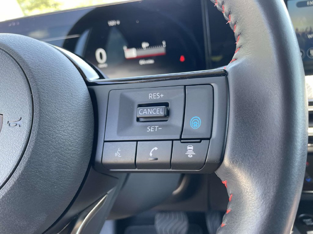 Used 2025 Nissan Kicks SR FWD image 19