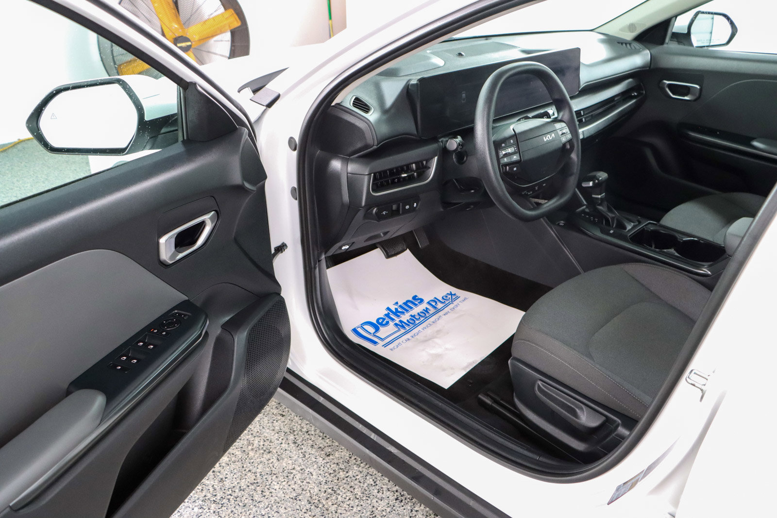 Used 2025 Kia K4 FWD image 3