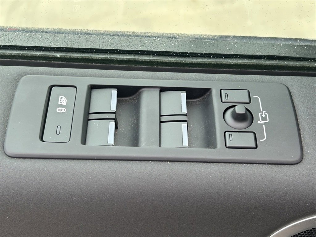 Used 2024 Land Rover Discovery S image 26