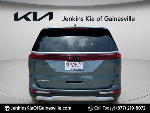 Used 2024 Kia Carnival EX image 3