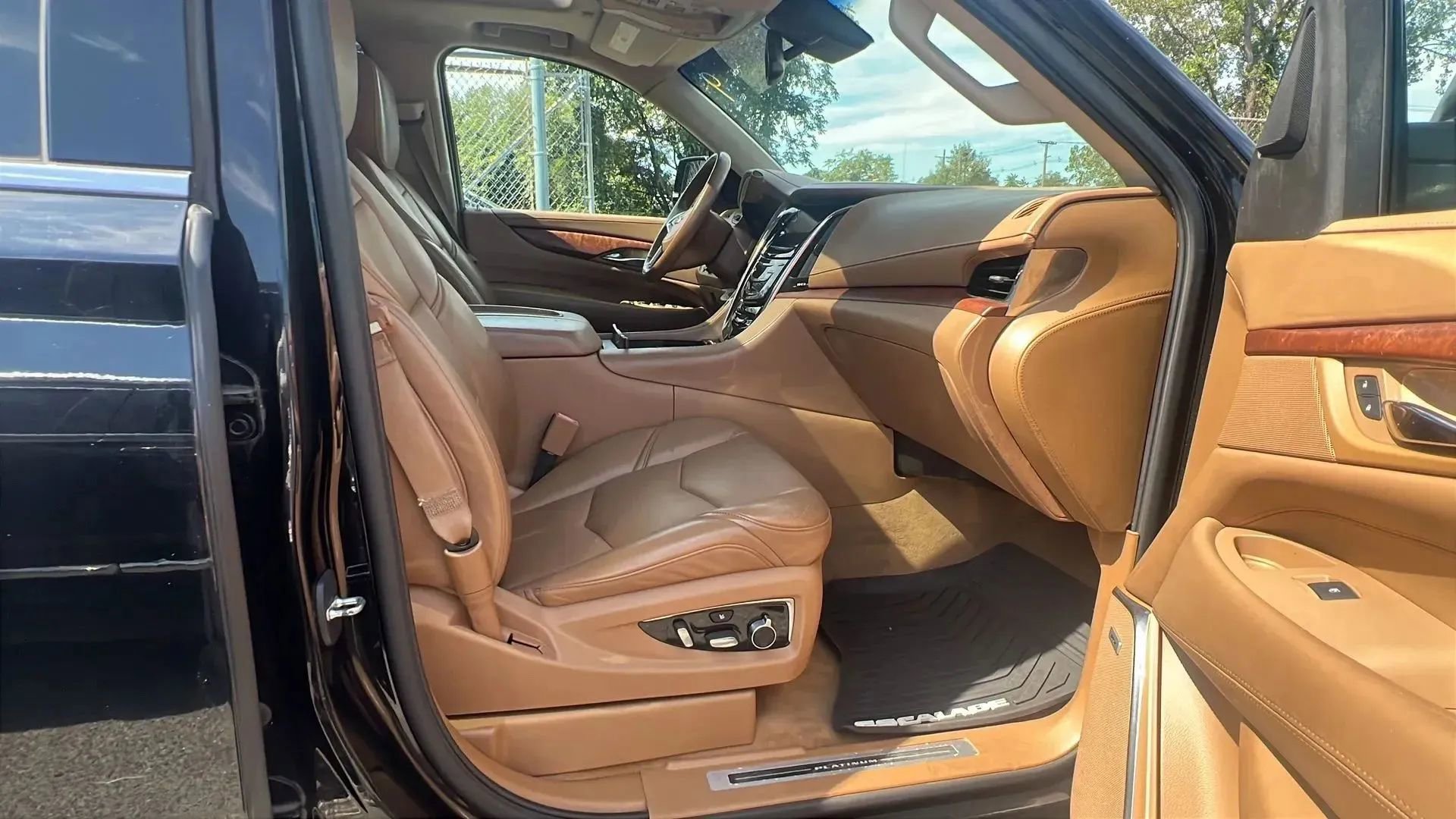 Used 2016 Cadillac Escalade Platinum image 33