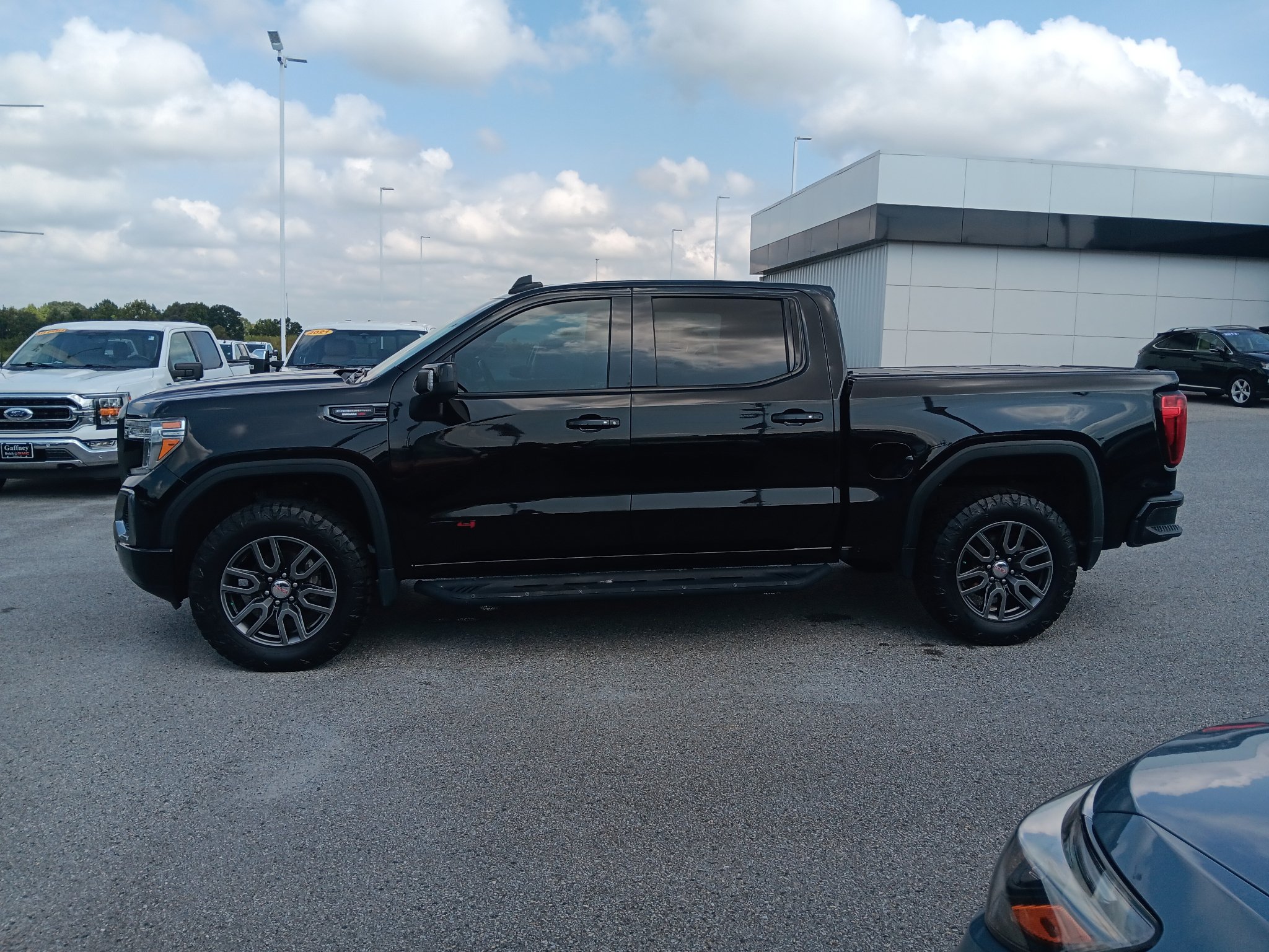 Used 2021 GMC Sierra 1500 AT4 w/ AT4 Premium Package AWD/4WD image 3