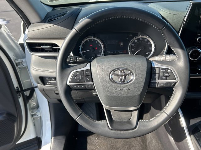 Used 2025 Toyota Highlander XLE image 19