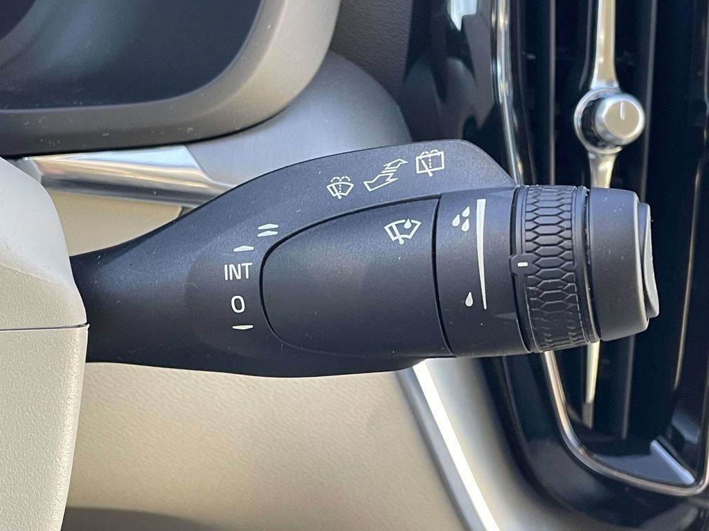 Used 2023 Volvo XC60 B5 Core image 13