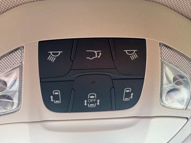 Used 2023 Chrysler Voyager LX image 16