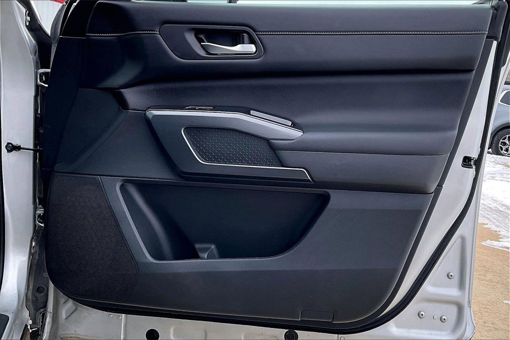 Used 2025 Nissan Pathfinder SL image 24