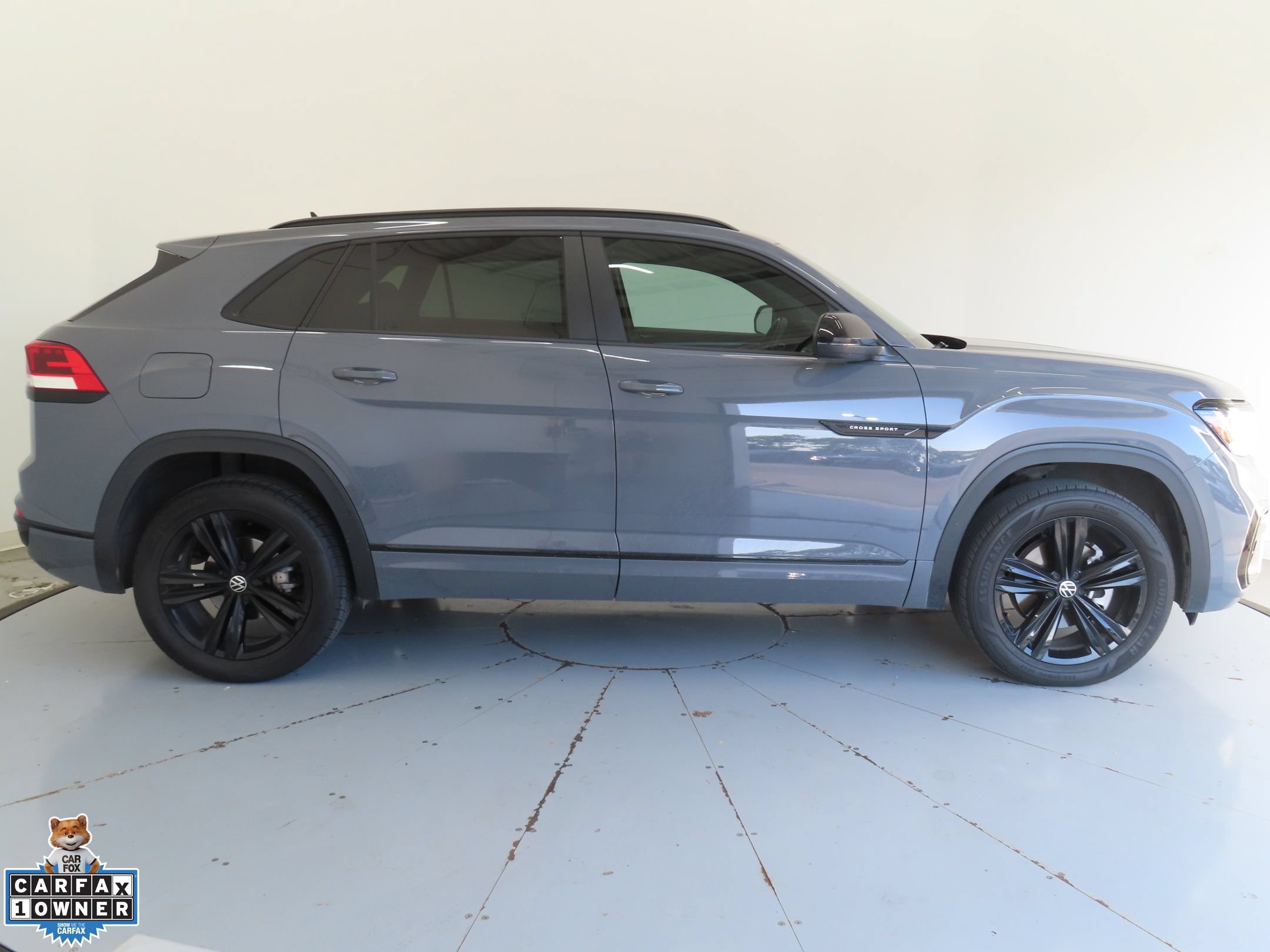 Used 2022 Volkswagen Atlas Cross Sport SEL R-Line AWD/4WD image 2