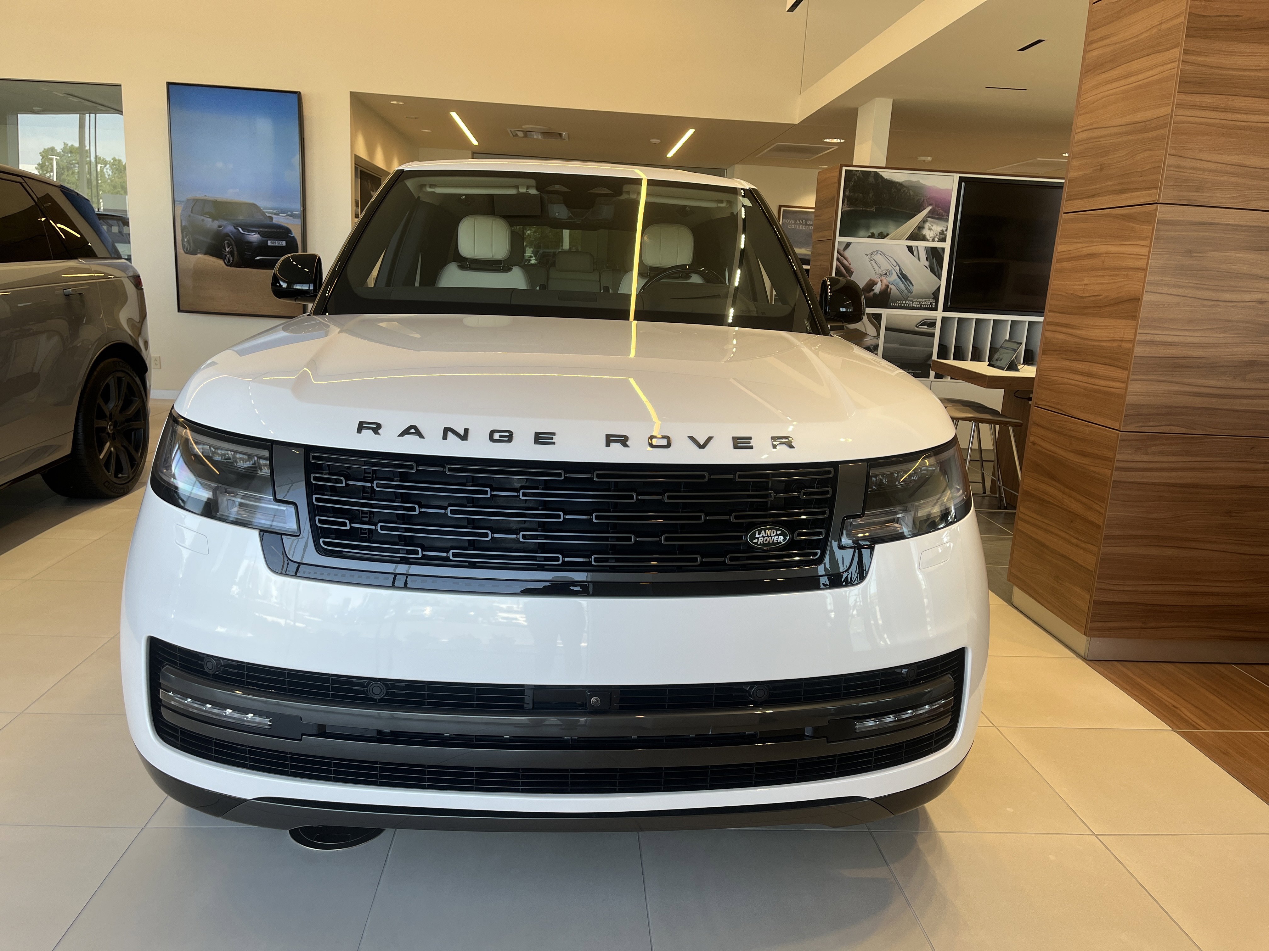 New 2025 Land Rover Range Rover Long Wheelbase SE image 5