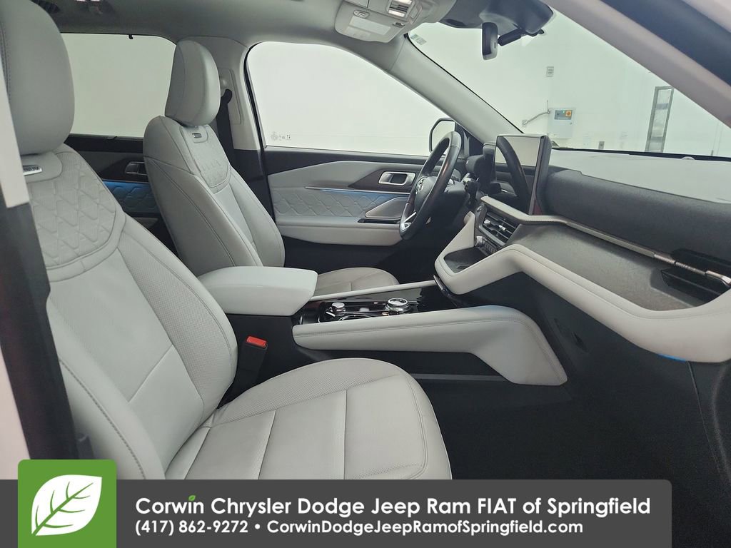 Used 2025 Ford Explorer Platinum w/ Ultimate Package RWD image 35