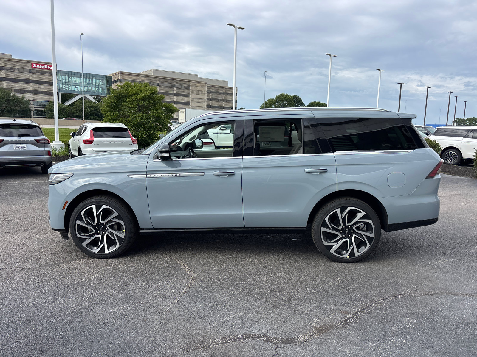 New 2026 Lincoln Navigator Reserve AWD/4WD image 4