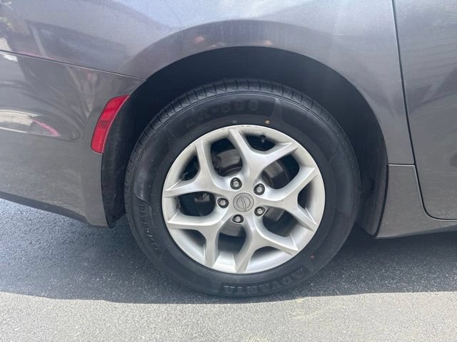 Used 2019 Chrysler Pacifica Touring Plus w/ Advanced Safetytec Group FWD image 19