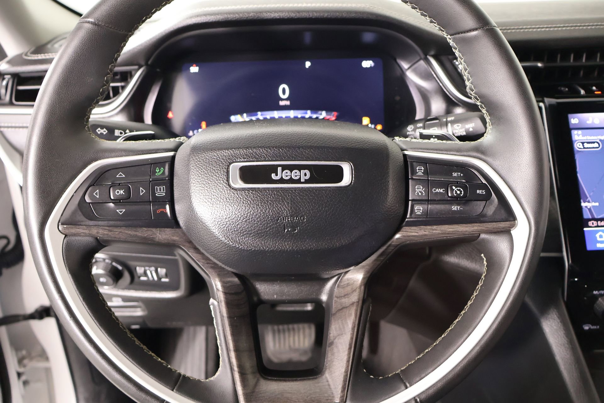 Used 2023 Jeep Grand Cherokee Limited image 3