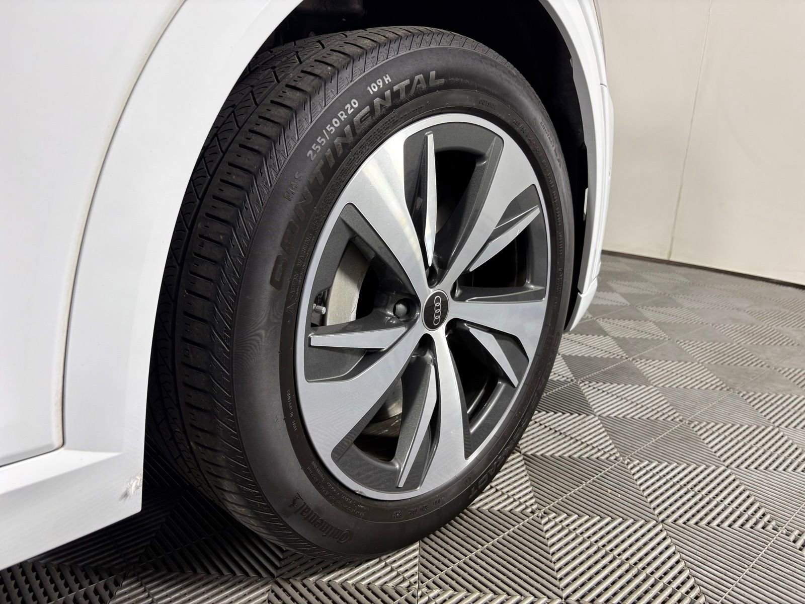 Used 2024 Audi Q8 e-tron Premium Plus w/ Premium Plus Package image 9