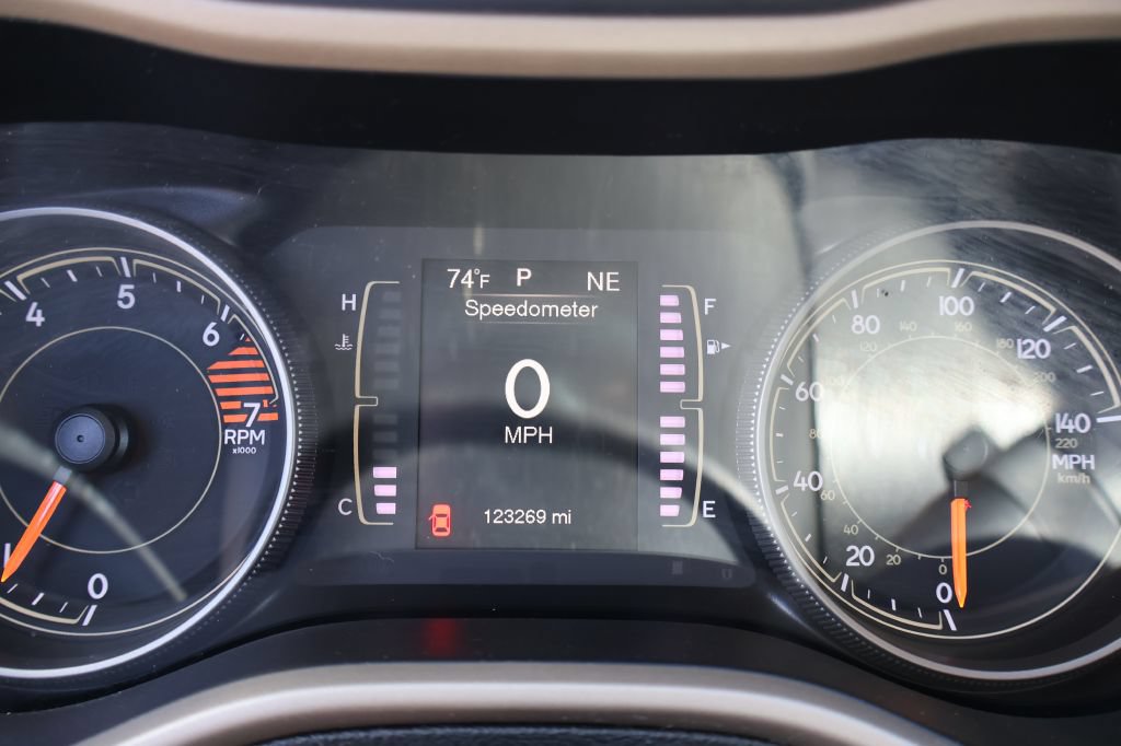 Used 2018 Jeep Cherokee Latitude FWD image 24