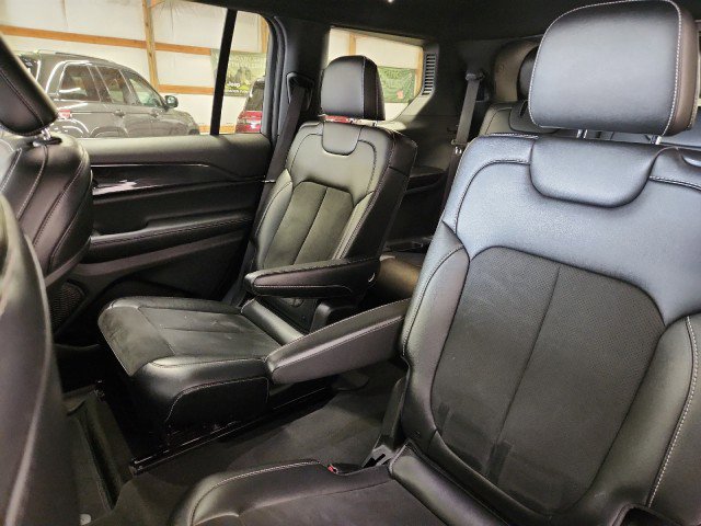 Used 2023 Jeep Grand Cherokee L Laredo image 15