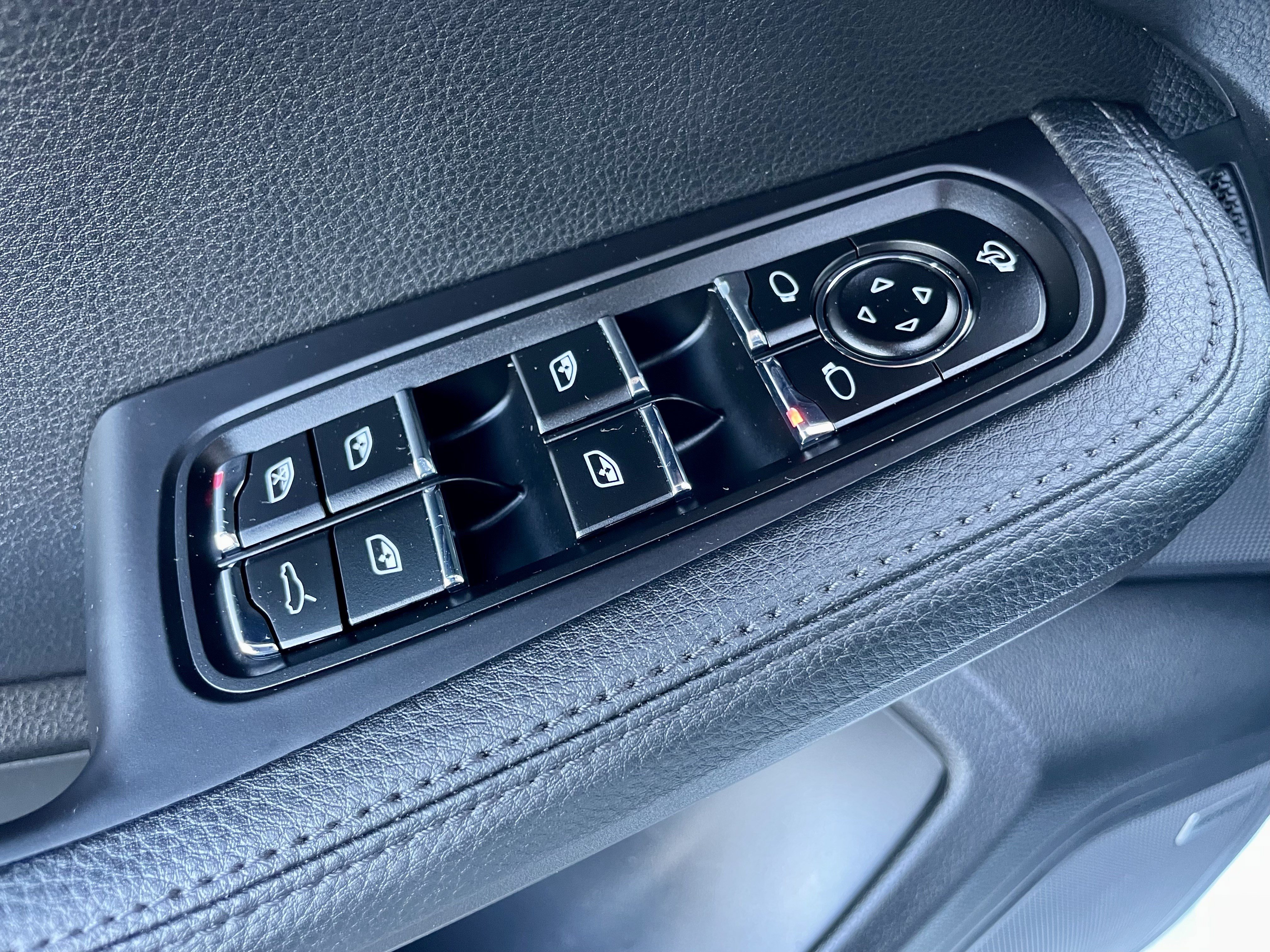 Used 2024 Porsche Macan S AWD/4WD image 11