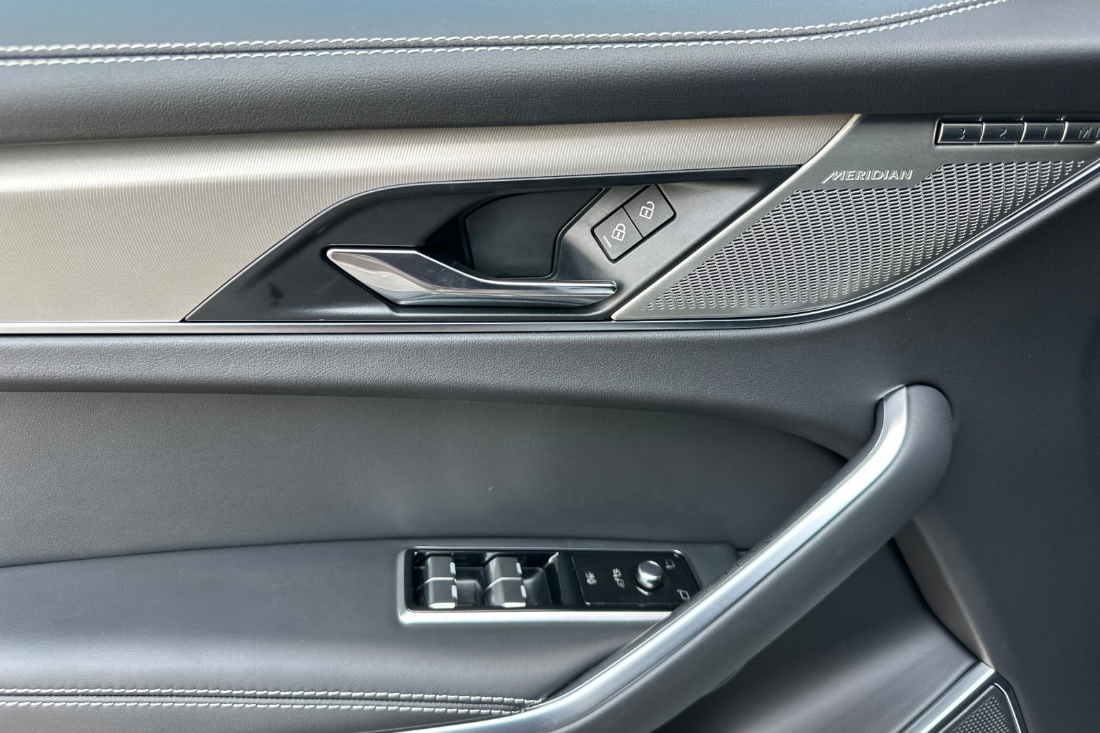 Used 2025 Jaguar F-PACE R-Dynamic S image 10