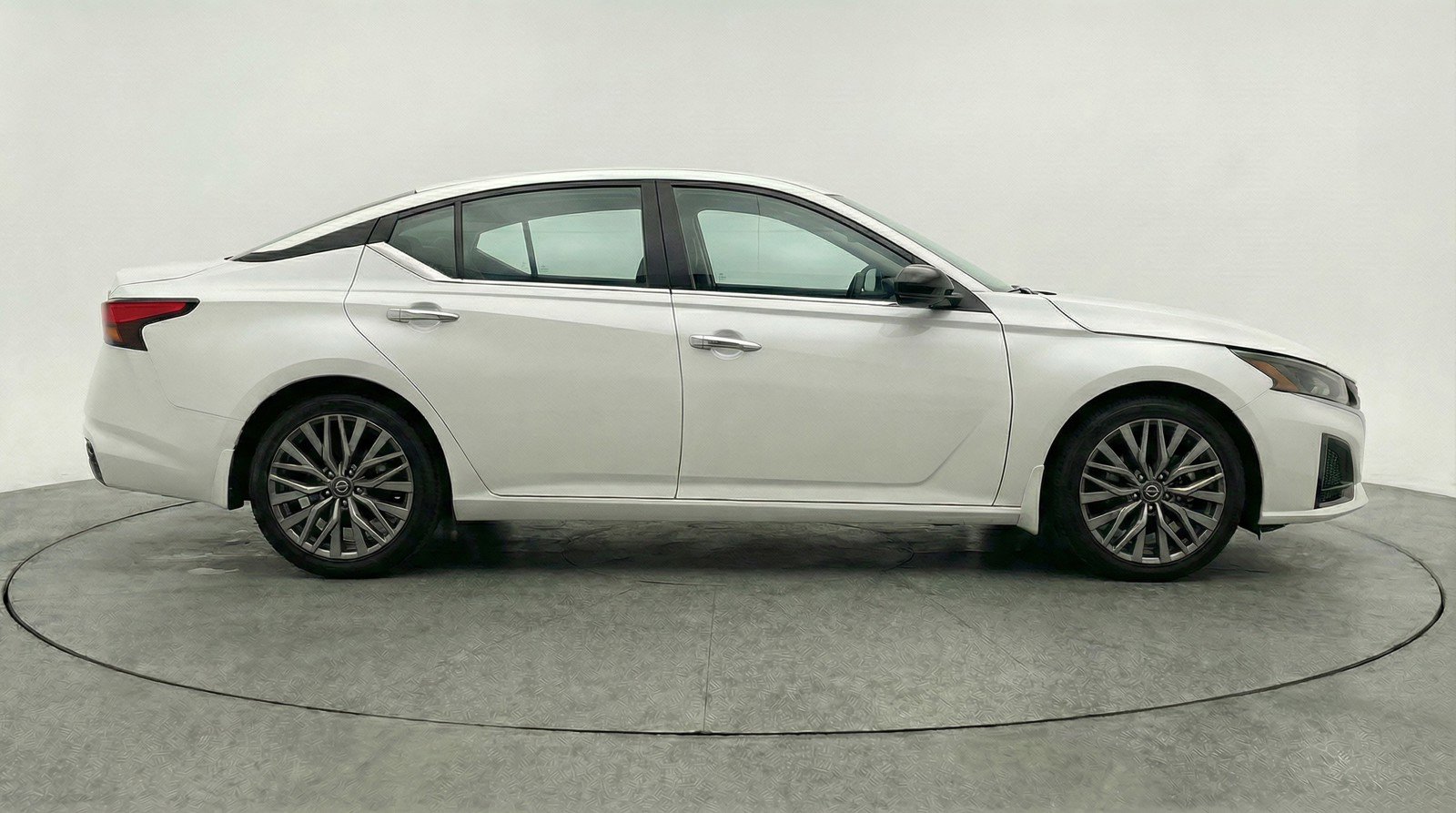 Used 2025 Nissan Altima 2.5 SV FWD image 11