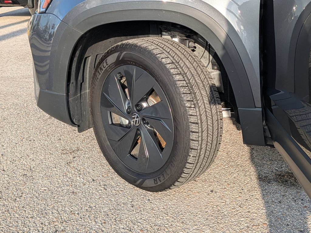 Certified 2025 Volkswagen Taos S FWD image 31