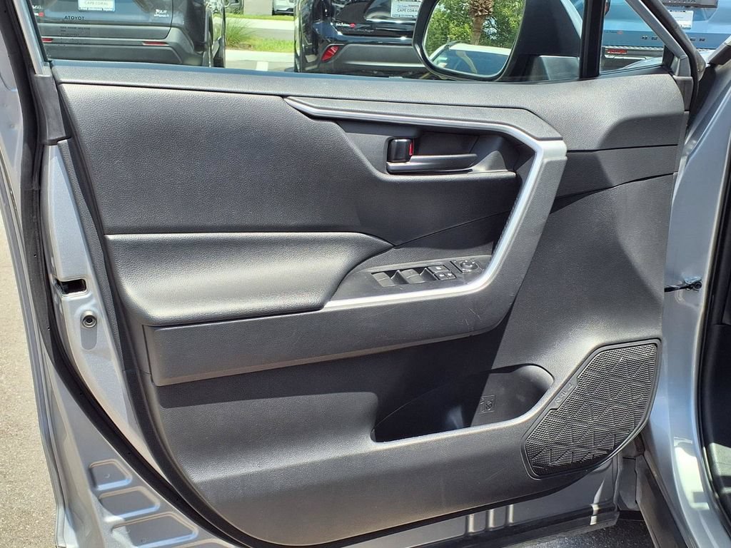 Used 2021 Toyota RAV4 LE AWD/4WD image 24