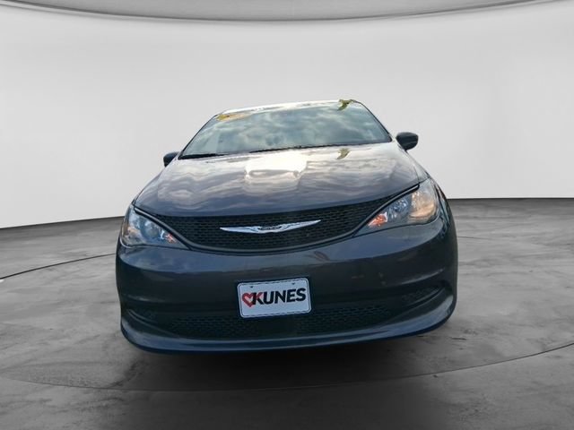 Used 2023 Chrysler Voyager LX FWD image 3