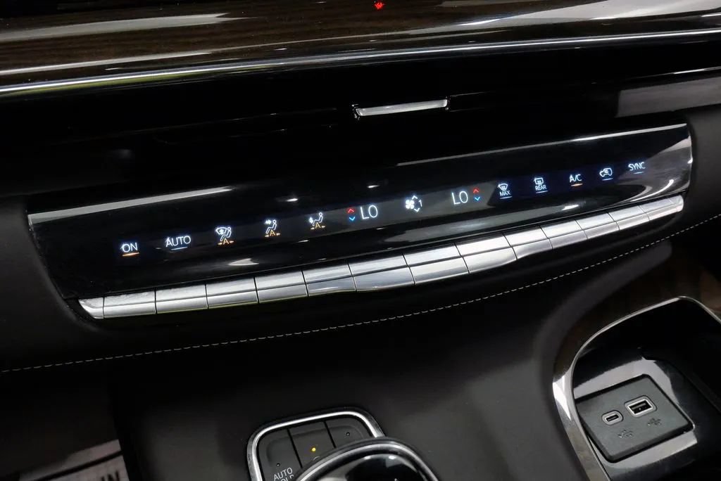 Used 2024 Cadillac Escalade Premium Luxury Platinum AWD/4WD image 31