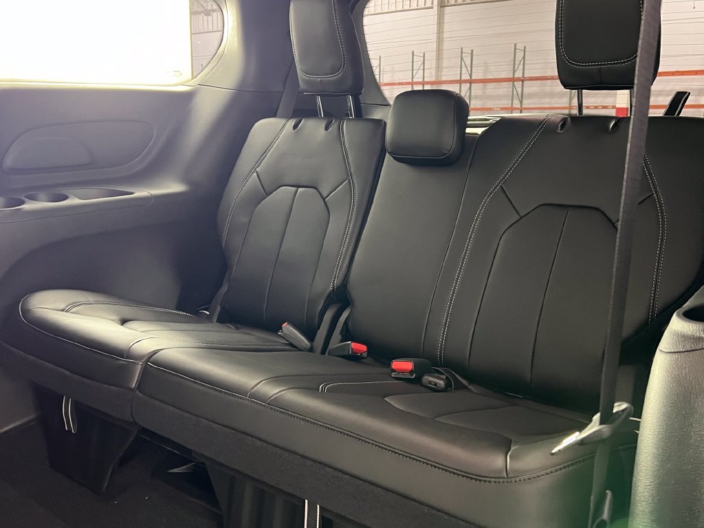 New 2026 Chrysler Pacifica Select FWD image 19