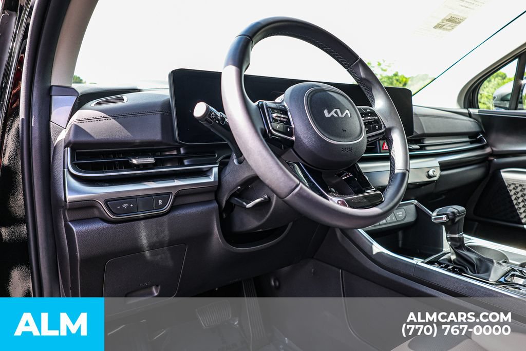 Used 2025 Kia Carnival SX w/ SX Dark Edition Package FWD image 29