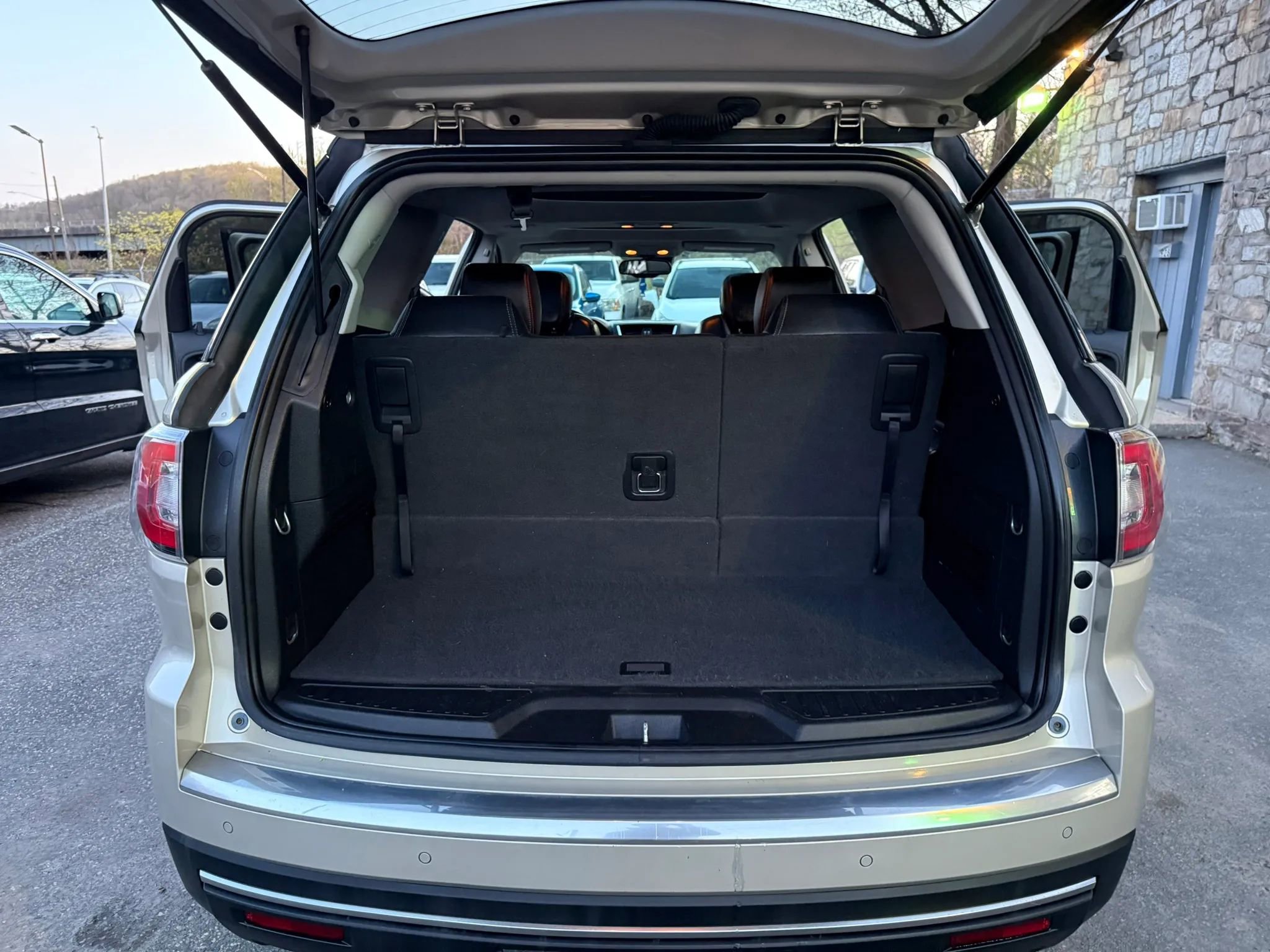 Used 2016 GMC Acadia SLT w/ Open Road Package FWD image 17