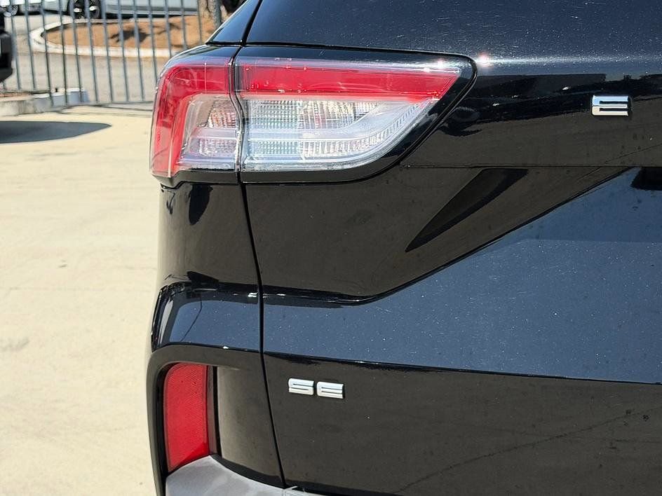 Used 2022 Ford Escape SE w/ SE Sport Appearance Package FWD image 12