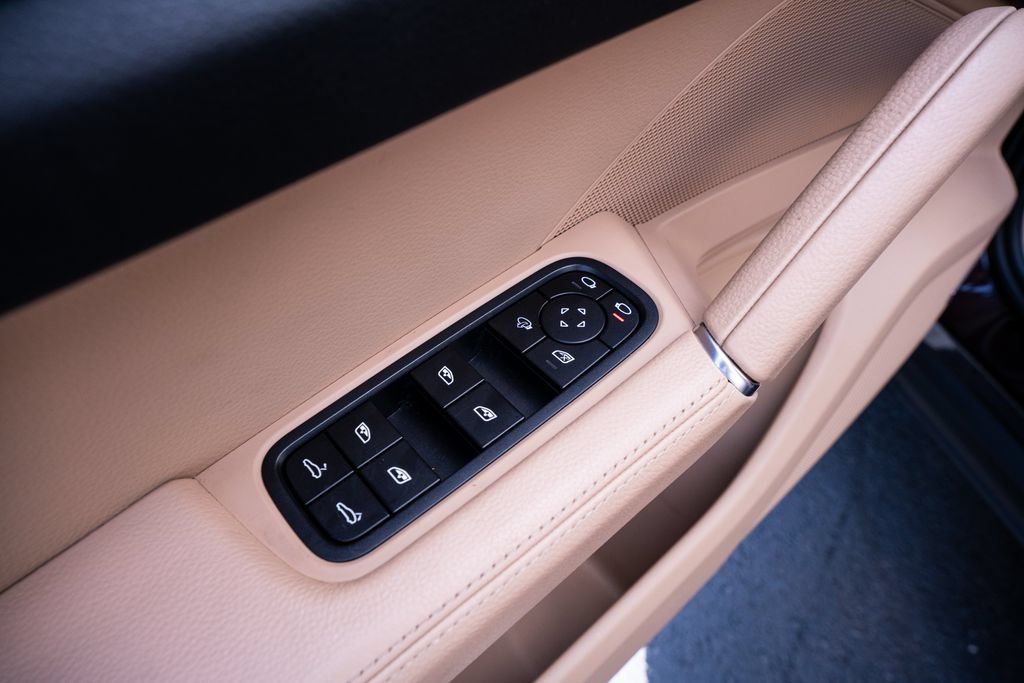 Used 2023 Porsche Cayenne Platinum Edition AWD/4WD image 27