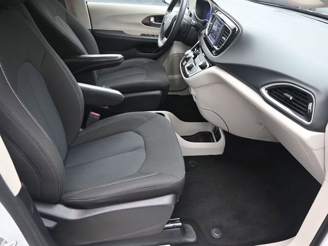 Used 2023 Chrysler Voyager LX image 33