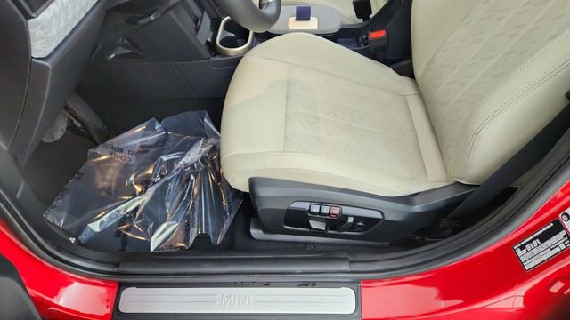 Used 2025 MINI Cooper 4-Door Hardtop image 33