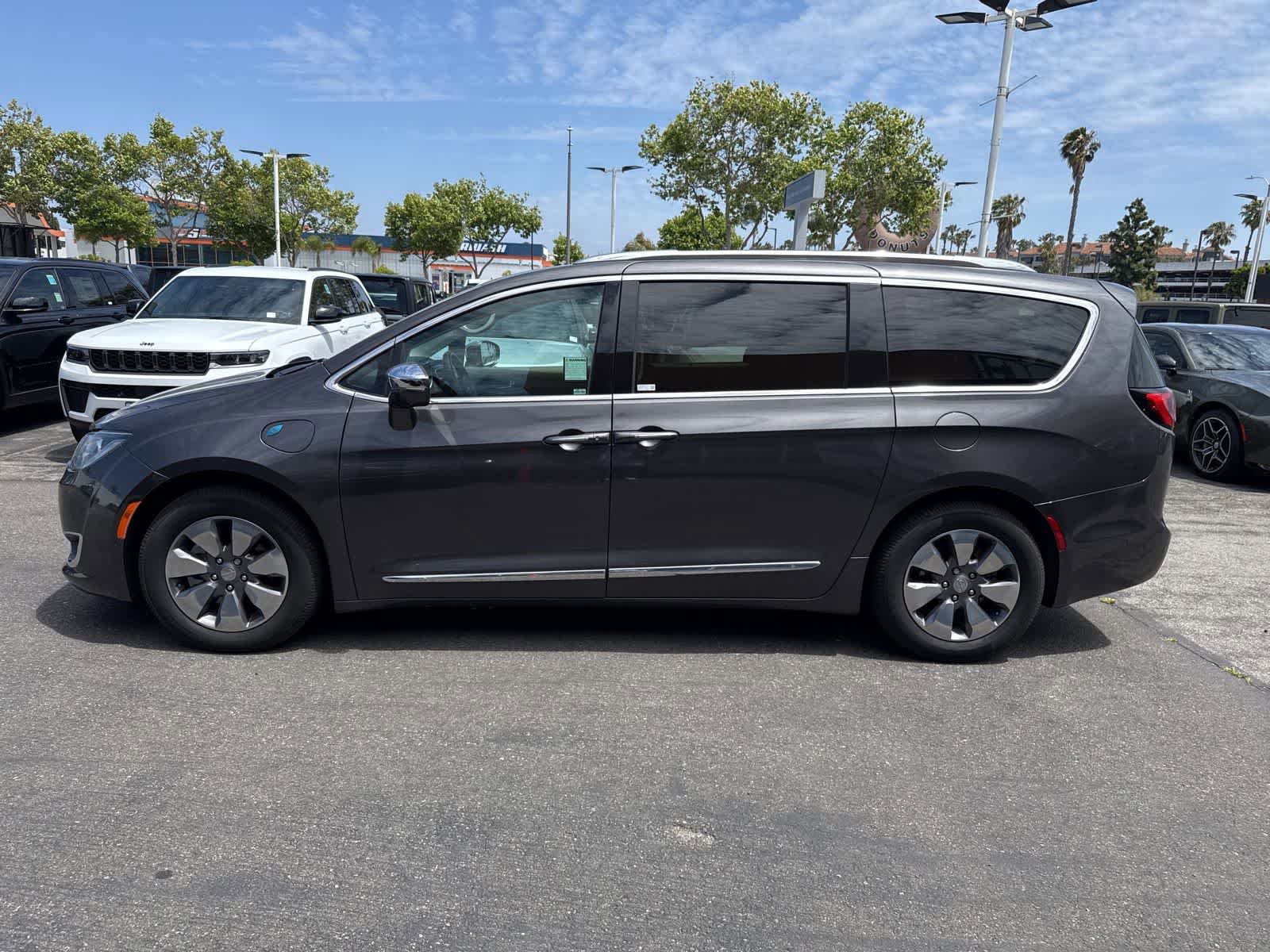 Used 2019 Chrysler Pacifica Limited w/ Advanced Safetytec Group FWD image 2