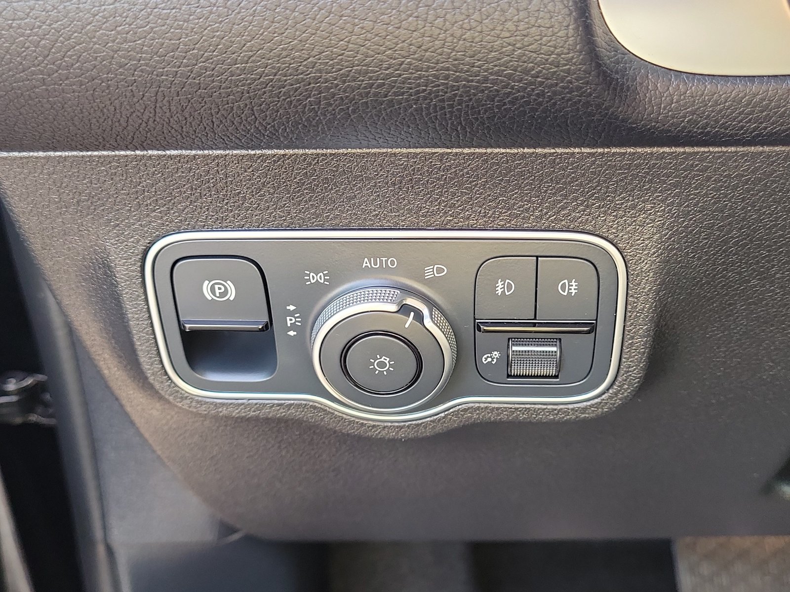 Used 2023 Mercedes-Benz GLB 250 w/ Premium Package image 15