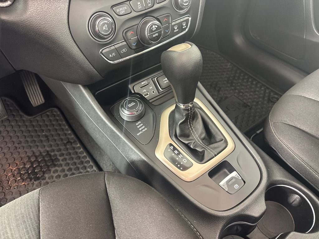 Used 2016 Jeep Cherokee Latitude w/ Comfort/Convenience Group image 24