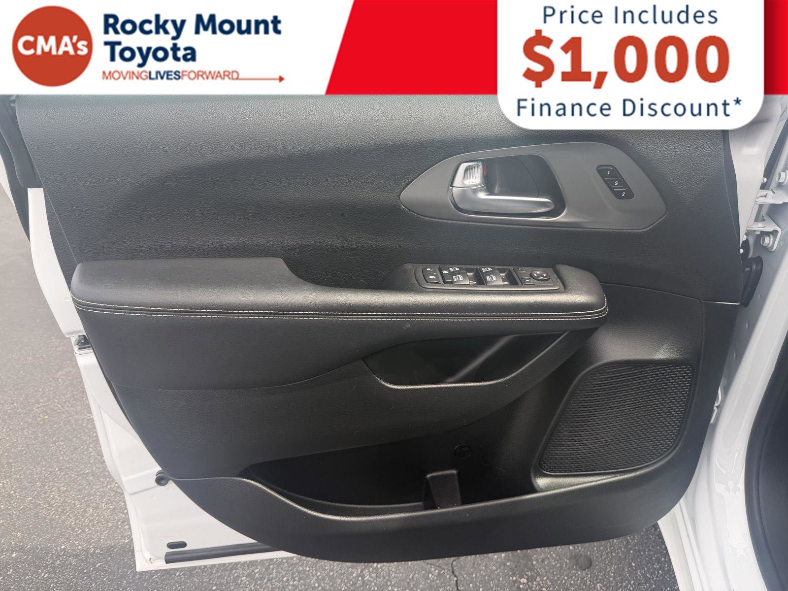 Used 2025 Chrysler Pacifica Select image 10