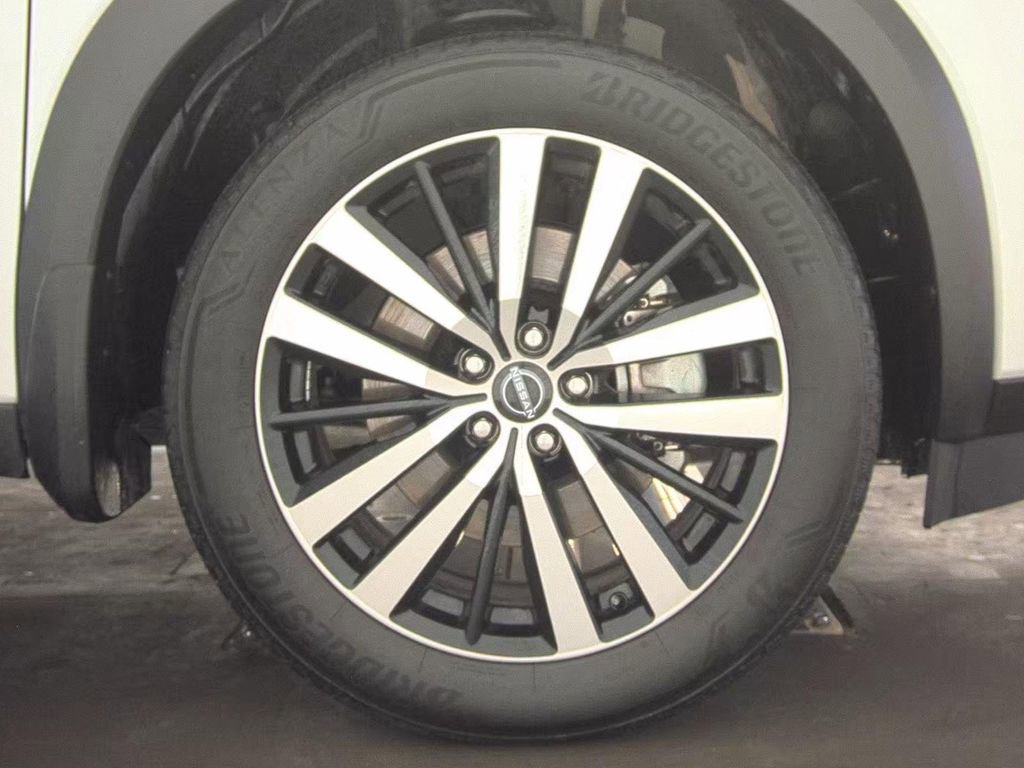 Used 2025 Nissan Pathfinder Platinum image 8