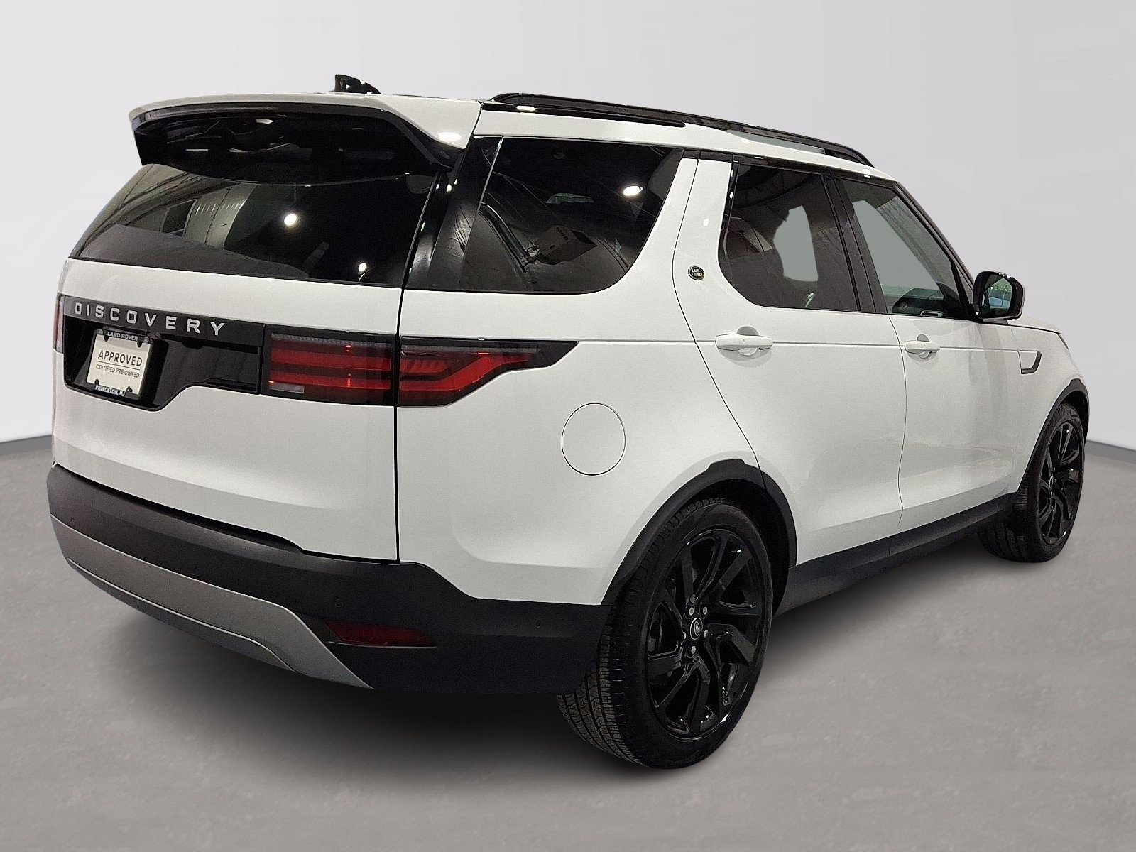 Certified 2025 Land Rover Discovery S image 5