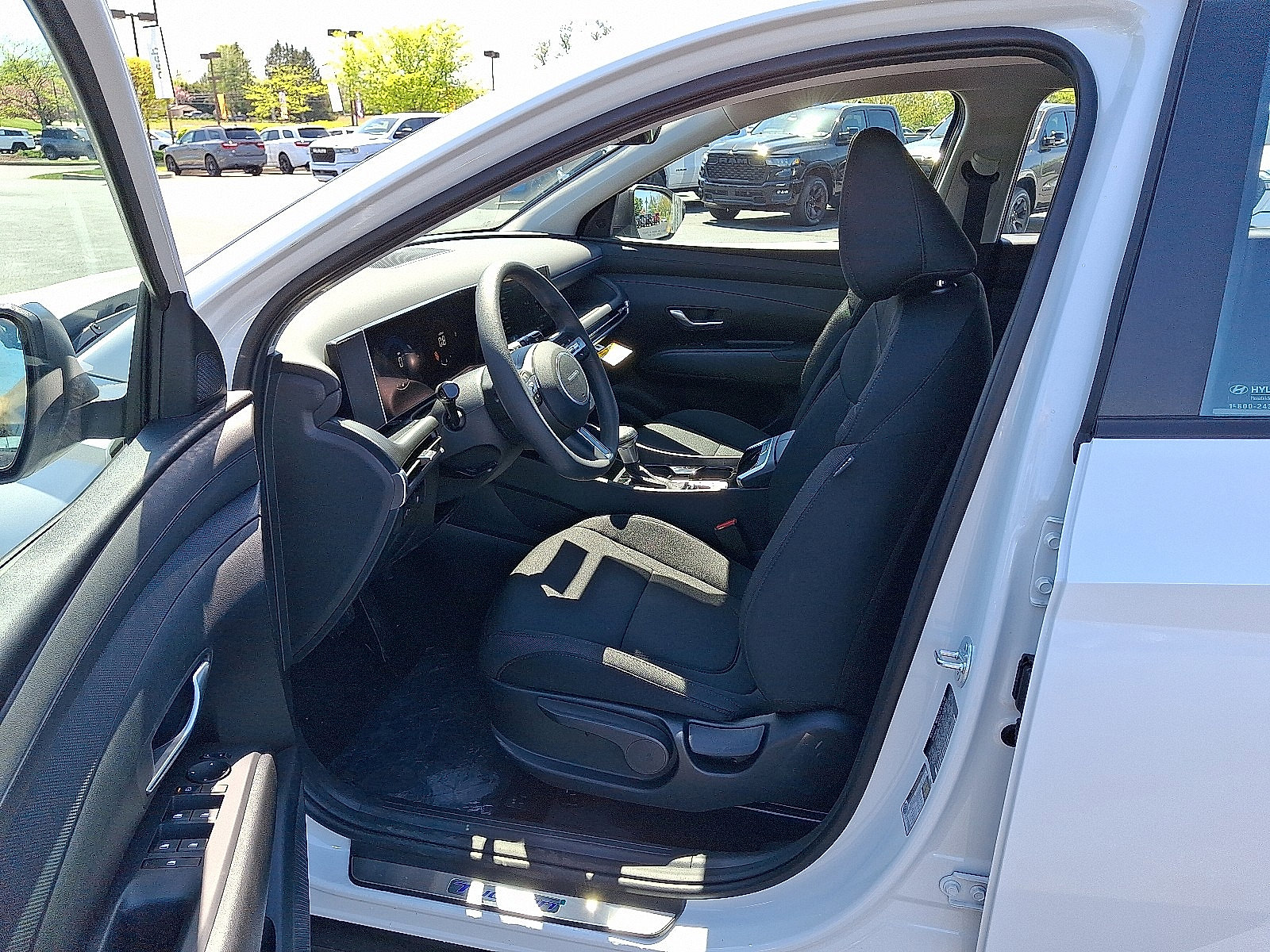 Certified 2025 Hyundai Tucson SE image 9